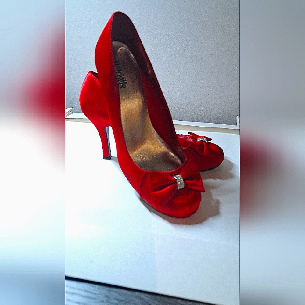 VIBRANT CHARLOTTE RUSSE RED LINED SHOES. SIZE 8 US. RED BOE WITH RHINESTONES.